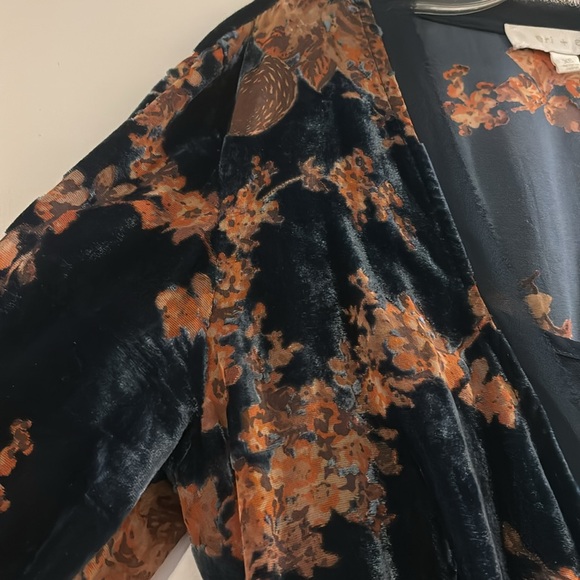 Beautiful Velvet Burn-out wrap dress - Picture 4 of 8